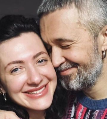 Сергей Бабкин опубликовал забавную свадебную фотографию в годовщину брака