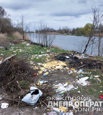 У Дніпрі біля озера Куряче прочищають мережу зливної каналізації