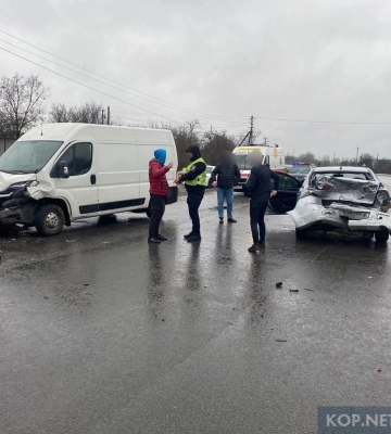 На трасі Полтава – Кременчук зіткнулись легковик та мікроавтобус