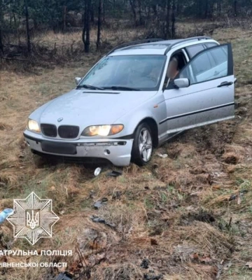 Рівненські патрульні допомогли водію, авто якого злетіло у кювет