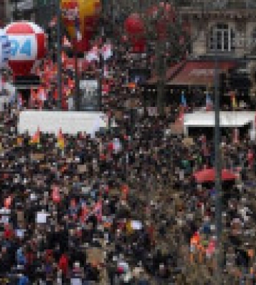 Протесты против пенсионной реформы во Франции: 450 000 протестующих в Париже, столкновения с полицией, первые арестованные