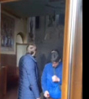 Із сутичками й сльозогінним газом: в Івано-Франківську віряни ПЦУ прийшли на перше богослужіння у храм, що належав упц мп