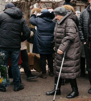 У Полтаві видають теплий одяг пенсіонерам-переселенцям