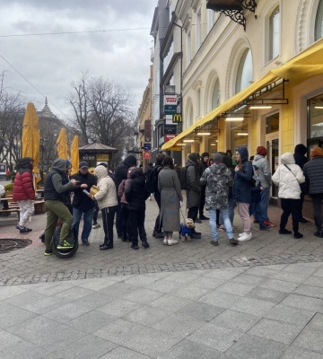 Великі черги та затори: відкриття Макдональдсу в Одесі створило проблеми, - ФОТО