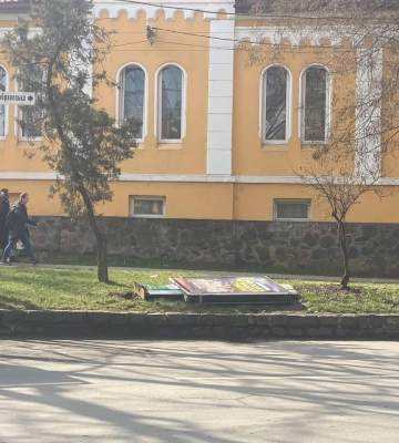 В Ужгороді в рамках програми демонтажу демонтували ще кілька рекламоносіїв