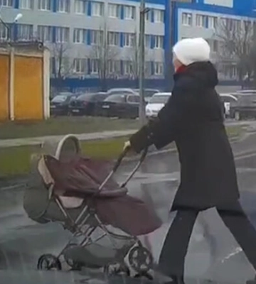 Поліція знайшла маршрутника, який не пропустив жінку з візком на &quot;зебрі&quot;