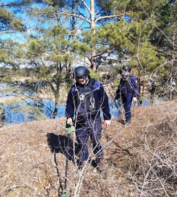 Чернігівські надзвичайники розміновують деокуповані території від російських боєприпасів