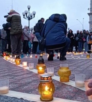 Запалили лампадки "Діти": у Києві вшанували жертв удару по театру Маріуполя, фото