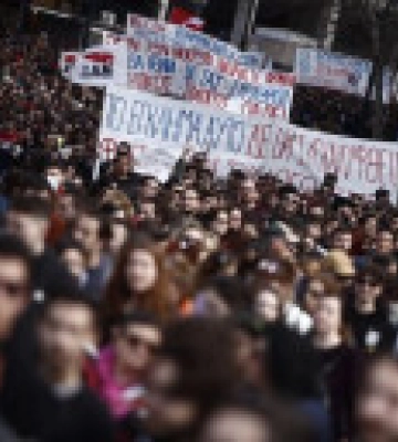 Столкновения в Греции: 40 тысяч человек вышли на протесты против трагедии поезда