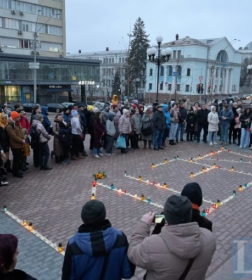 Акція &quot;ДЕ ТИ&quot; із вшанування пам’яті загиблих від бомб окупантів у маріупольському драмтеатрі відбулась у Києві. ВІДЕО+ФОТОрепортаж