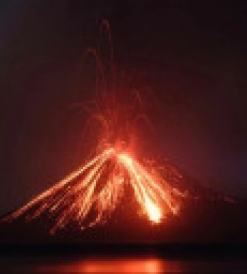 Извержение вулкана Anak Krakatoa в Индонезии привело к выбросу огромного столба пепла