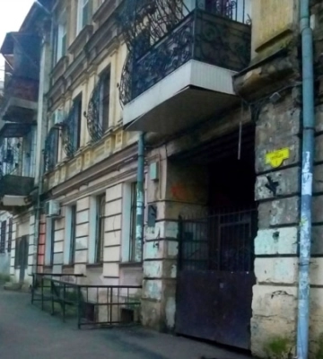 В Одесі через штормовий вітер впало близько 50 дерев, постраждали двоє людей