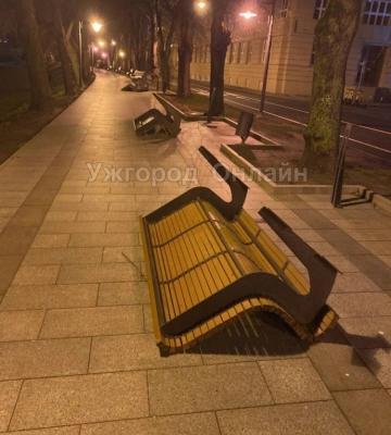 Зривало дахи й паркани: потужний буревій наробив лиха в Ужгороді (ФОТО)