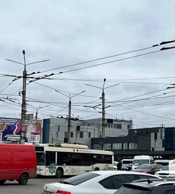 У Кривому Розі зіштовхнулись тролейбус і автівка