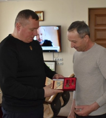 Перевозить людей, які тікають від обстрілів: водій шкільного автобуса з Волині отримав орден