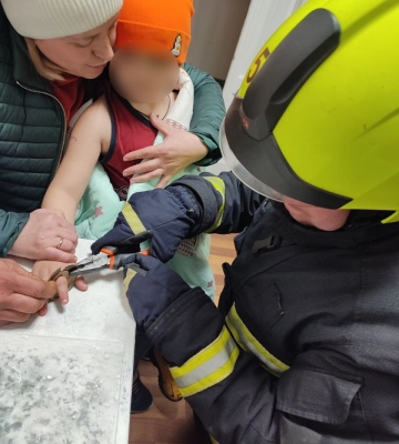 На Рівненщині палець дитини застряг у металевому виробі: на допомогу поїхали рятувальники