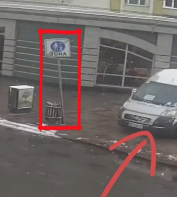 У центрі Рівного автомобіль збив дорожній знак (ВІДЕО)