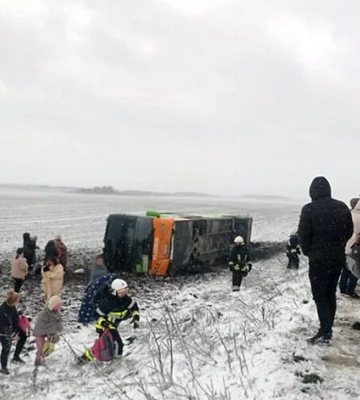 На Хмельниччині перекинувся рейсовий автобус, серед поранених є діти, - поліція