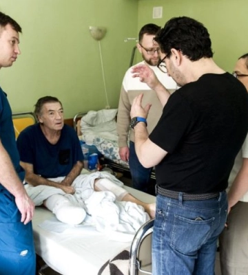 Уже наступного дня після операції пацієнт може ходити: у Львів привезли нову технологію протезування