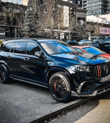 В Киеве заметили очень редкий и мощный кроссовер Mercedes Brabus 