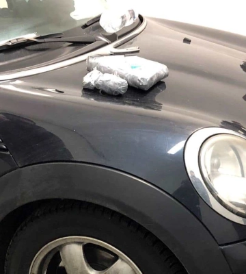 Кокаїн під обшивкою авто та в подушці безпеки: на Львівщині перекрили наркотрафік