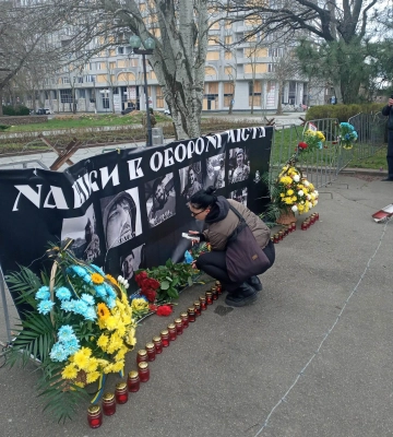 У Миколаєві вшанували пам'ять земляків загиблих у будівлі облради