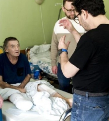Наступного дня пацієнт може ходити: зірка світової медицини привіз до Львова нову для України технологію протезування