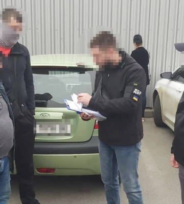 ДБР затримало двох військових, які допомагали ухилянтам за гроші