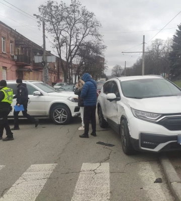 У середмісті Дніпра зіштовхнулися Honda і Mercedes: рух транспорту ускладнено
