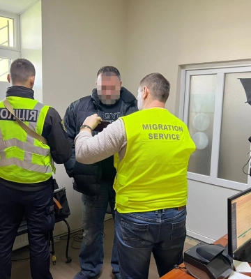 Підрозділ ДМС під час ідентифікації виявив іноземця, який перебуває в розшуку Інтерполу