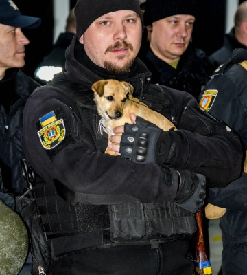Поїхав на Херсонщину і повернувся з маленьким другом: історія одеського правоохоронця