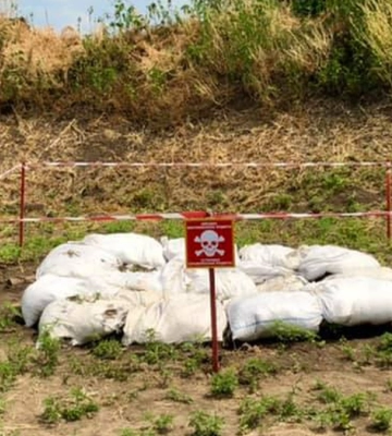В Херсонской области подорвался на мине автомобиль с гражданскими: один человек погиб, другой ранен