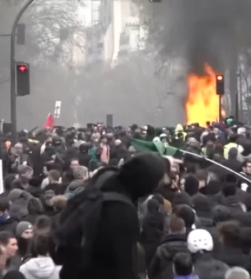 Репортаж France Info з охоплених протестами вулиць Парижа: що кажуть демонстранти, а що – поліція