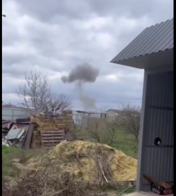 Столб дыма: возле аэропорта в Гвардейском в Крыму прозвучали взрывы, — росСМИ (фото, видео)