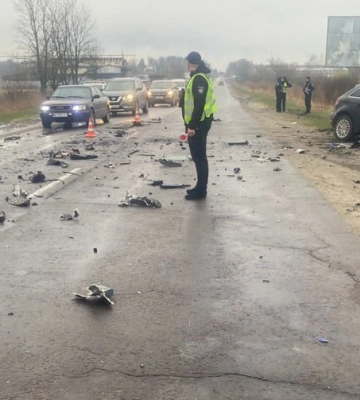 На Львівщині зіткнулися вантажівка та легковик, водій якого не вижив (ФОТО)