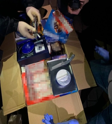 На Оболоні патрульні затримали підозрілого чоловіка з кокаїном на крупну суму (ФОТО)