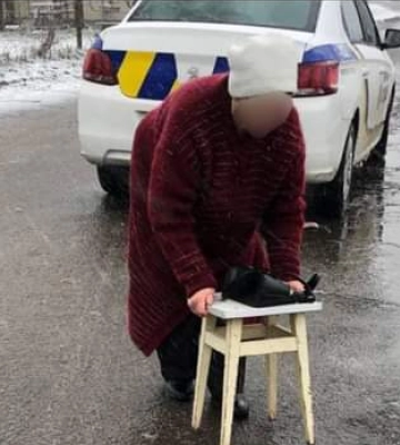 Дубенчанка йшла зі стільцем, і люди викликали патрульних