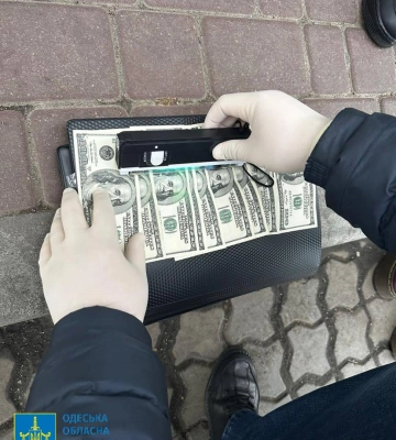На Одещині зловили двох співробітників Регістра судноплавства на великому хабарі