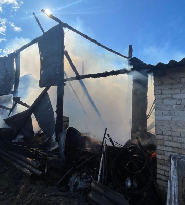 Поблизу Львова через пожежу на горищі ледь не згорів житловий будинок