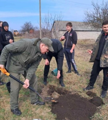 Лісівники Кіровоградщини доповнили алею пам’яті на честь 21-річного героя, який захищав Україну (ФОТО)