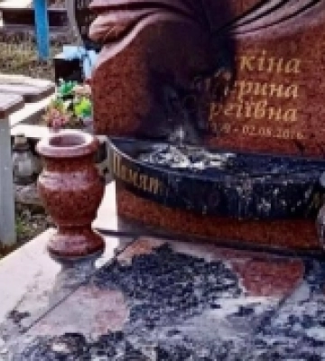 На Волині невідомі підпалили пам’ятник вбитій дівчині