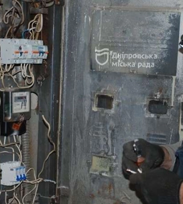 Комунальні служби повністю замінили електрику на сучасну та безпечну у будинку по вул. Пилипа Орлика, 15-А. Сам дім був збудований ще у 1969 році, і відтоді електрику тут не міняли, лише проводили поточні ремонти
