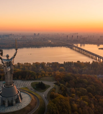 &quot;Набили высоченных свай&quot;: в Киеве началось строительство возле Родины-Матери