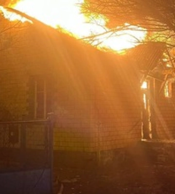 Під Києвом спалахнув житловий будинок: фото та масштаби пожежі