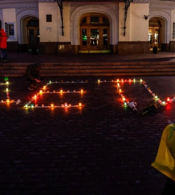 Акція &quot;ДЕ ТИ&quot; із вшанування пам’яті загиблих від бомб окупантів у маріупольському драмтеатрі відбулась у Києві. ВІДЕО+ФОТОрепортаж