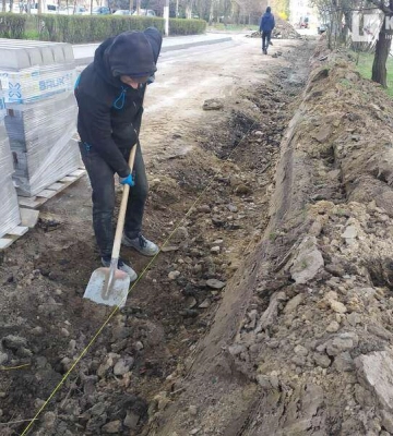 Раніше було ні пройти, ні проїхати: у Луцьку розпочали ремонтувати заїзд на вулицю Кравчука