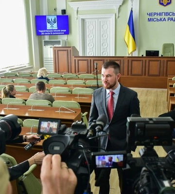 У Чернігові через повідомлення про замінування не можуть розпочати роботу сесії міськради