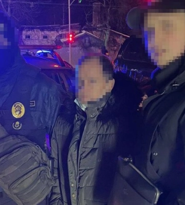 Проникав у шкільні туалети в жіночому одязі і масці: у Львові чоловіка засудили за розбещення малолітніх дівчаток