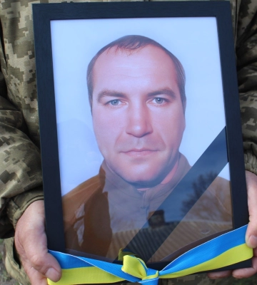 Він ростив своїх кровиночок, а війна все зруйнувала: на Волині попрощалися із Героєм Василем Клепанчуком