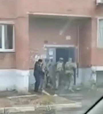 В России мужчина поджег двух силовиков: детали (видео)